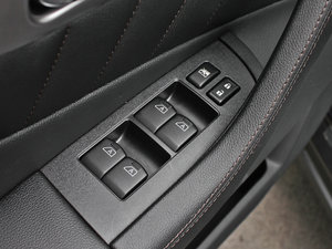 2013款3.7L 标准升级版 主驾车窗控制区	