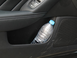2014款3.7L 豪华运动版 前门储物空间