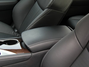 2014款3.7L 豪华运动版 中央扶手箱