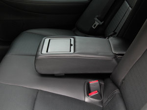 2014款3.7L 豪华运动版 后排中央扶手