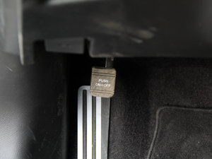 2014款3.7L 豪华运动版 驻车制动器