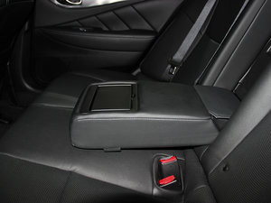 2014款3.7L 舒适版 后排中央扶手