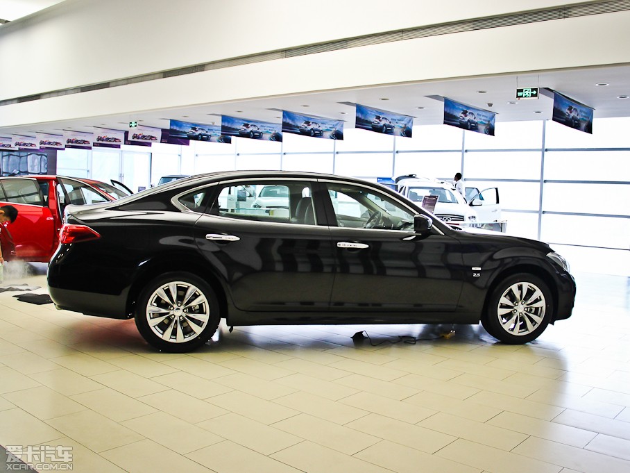 2013ӢQ70L Hybrid 3.5L A