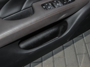 2013款2.5L 奢华版 前门储物空间