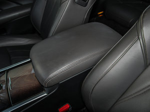 2013款2.5L 奢华版 中央扶手箱