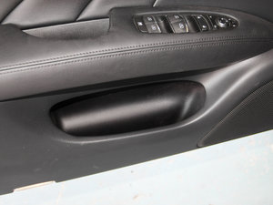 2015款2.5L 悦享版 前门储物空间