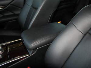 2015款2.5L 悦享版 中央扶手箱