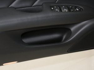 2015款2.5L 精英版 前门储物空间