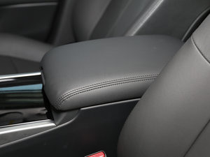 2015款2.5L 精英版 中央扶手箱