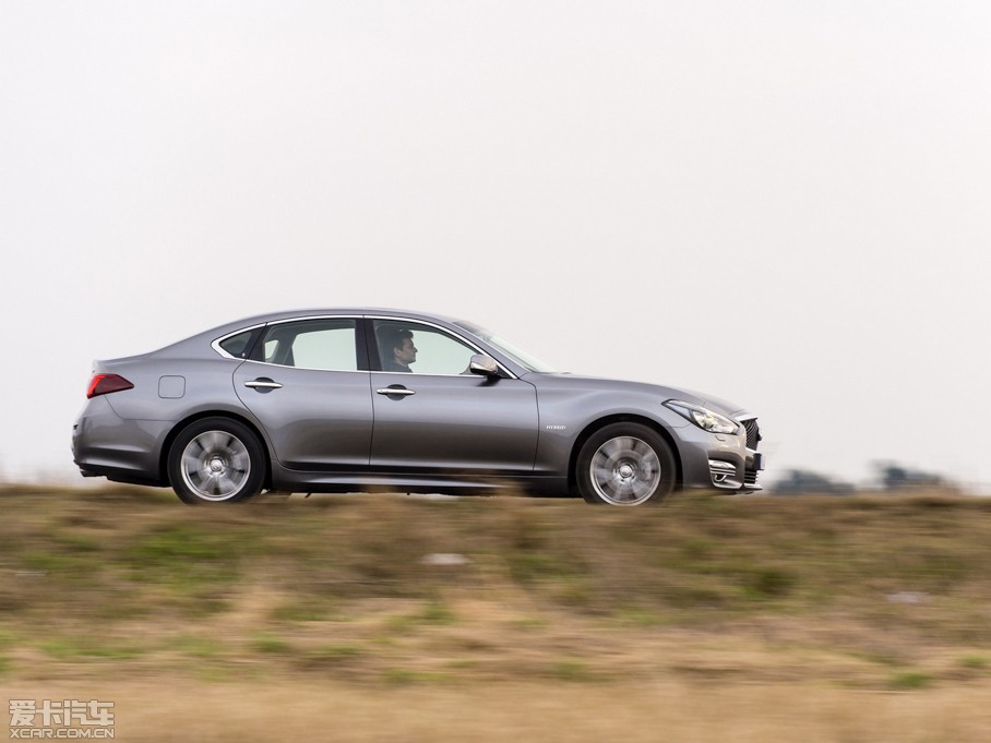 2015ӢQ70L Hybrid 3.5L A