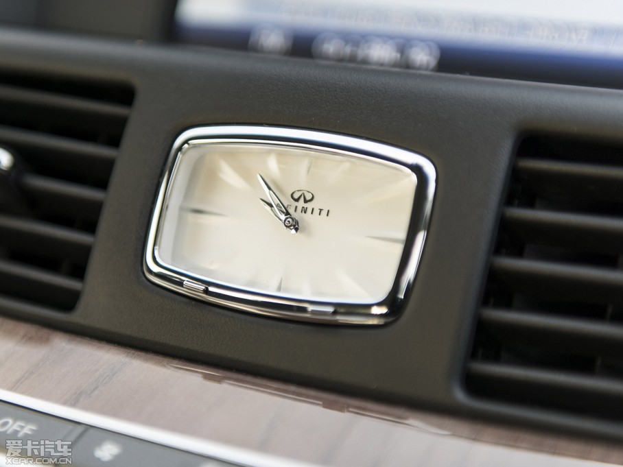 2015ӢQ70L Hybrid 3.5L A