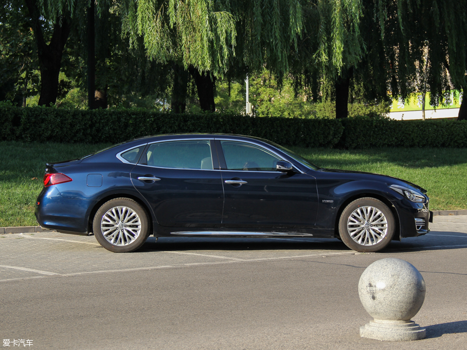 2015ӢQ70L Hybrid 3.5L A