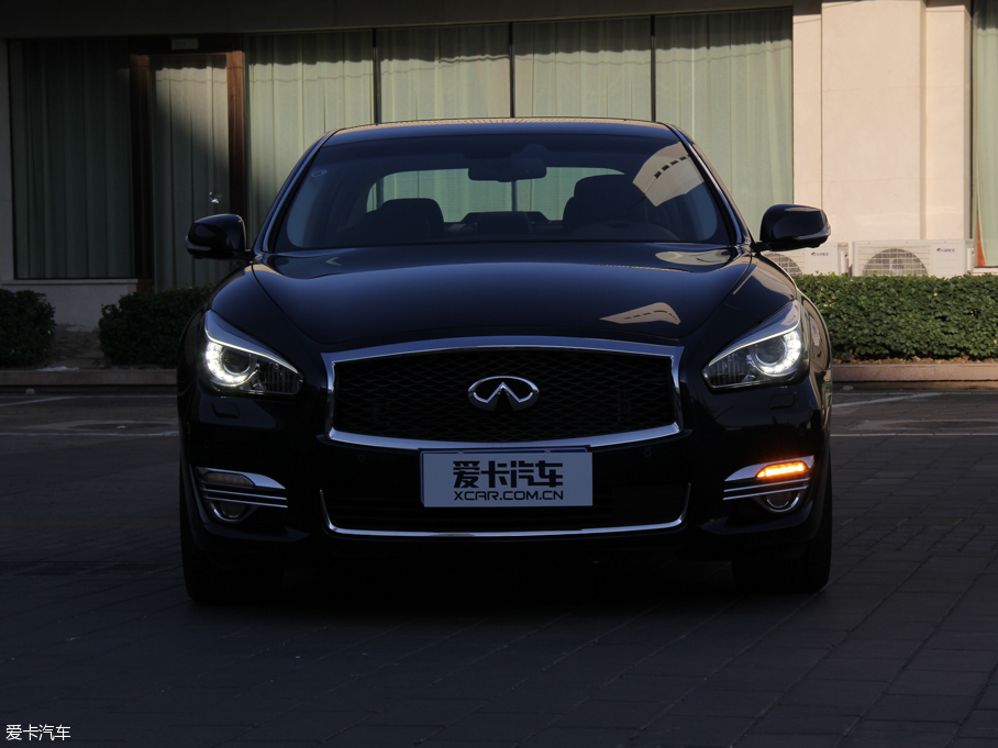 2015ӢQ70L Hybrid 3.5L A