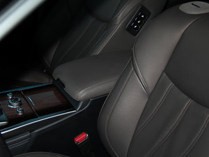 2015款3.5L 奢华版 中央扶手箱