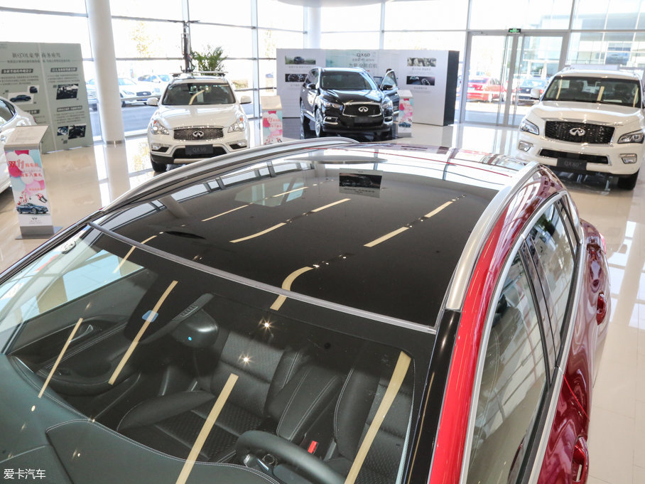 2017��Ӣ�����QX30 2.0T ���(q��)�r�а�