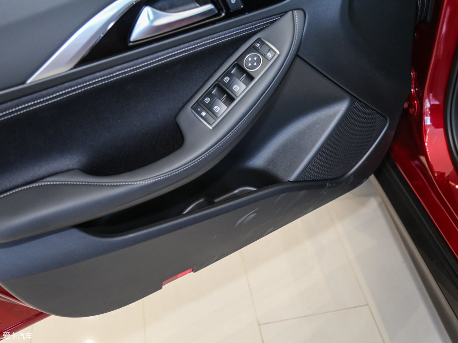 2017��Ӣ�����QX30 2.0T ���r�а�