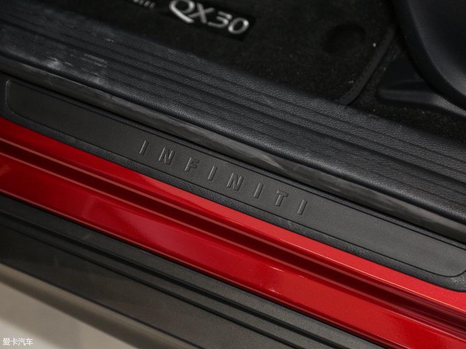 2017��Ӣ�����QX30 2.0T ���r�а�