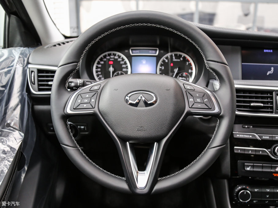 2017��Ӣ�����QX30 1.6T ���(q��)�r�а�