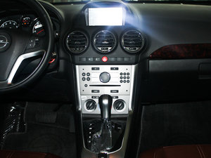 2011款2.4L 两驱豪华版 中控台