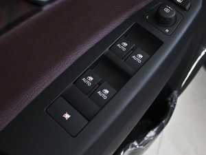 2012款2.4L 四驱豪华版 主驾车窗控制区	