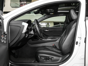 2019款2.5L Touring尊贵版 国VI 前排空间