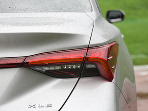 2019款2.0L XLE 尊贵版 国VI 尾灯