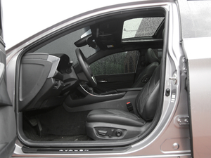2019款2.0L XLE 尊贵版 国VI 前排空间