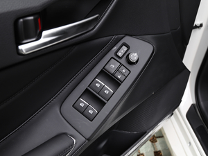 2019款2.0L XLE 尊享版 国VI 主驾车窗控制区	