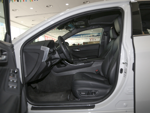 2019款2.0L 豪华版 国VI 前排空间
