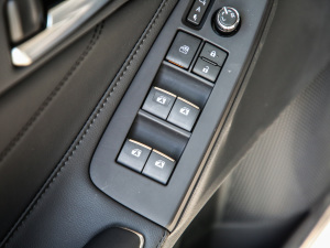 2019款2.0L 进取版 国VI 主驾车窗控制区	