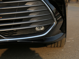 2019款双擎 2.5L Limited旗舰版 国V 前雾灯