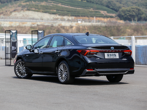 2019款双擎 2.5L XLE尊贵版 国V 左后45度