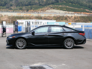 2019款双擎 2.5L XLE尊贵版 国V 正侧（左）