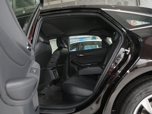 2019款双擎 2.5L 豪华版 国VI 后排空间