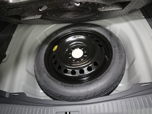 2019款双擎 2.5L 豪华版 国VI 备胎