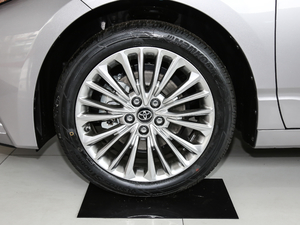 2019款双擎 2.5L XLE尊贵版 国VI 轮圈