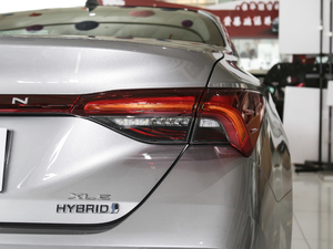 2019款双擎 2.5L XLE尊贵版 国VI 尾灯