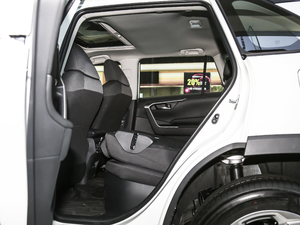 2020款2.5L CVT两驱精英版 后排座椅放倒