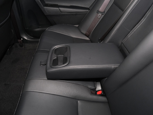 2020款E+ 1.8L 舒适版 后排中央扶手
