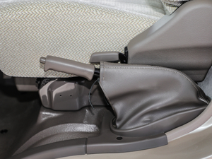 2020款4.0L 豪华 20座 汽油 驻车制动器