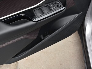 2020款2.0L 奕炫版 前门储物空间