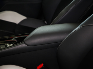 2021款2.0L 奕驰SPORT 中央扶手箱