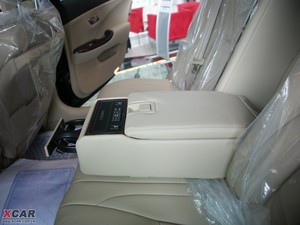 2010款3.0L Royal Saloon 后排中央扶手