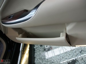 2010款3.0L Royal Saloon 前门储物空间