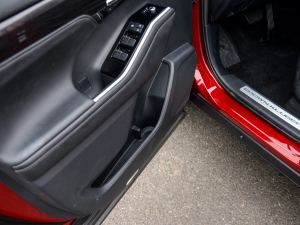 2021款2.5L HEV四驱旗舰版 前门储物空间