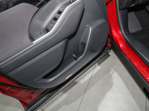 2021款2.5L HEV四驱精英版 前门储物空间