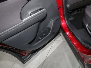 2021款2.5L HEV四驱精英版 后门储物空间