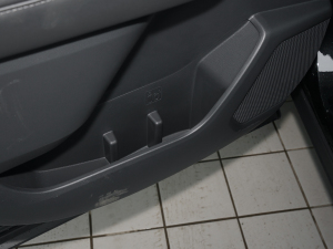 2021款2.5L HEV四驱豪华版 后门储物空间