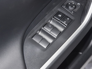 2021款双擎 2.5L CVT四驱旗舰版 主驾车窗控制区	