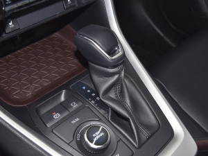 2021款双擎 2.5L CVT四驱旗舰版 换挡杆